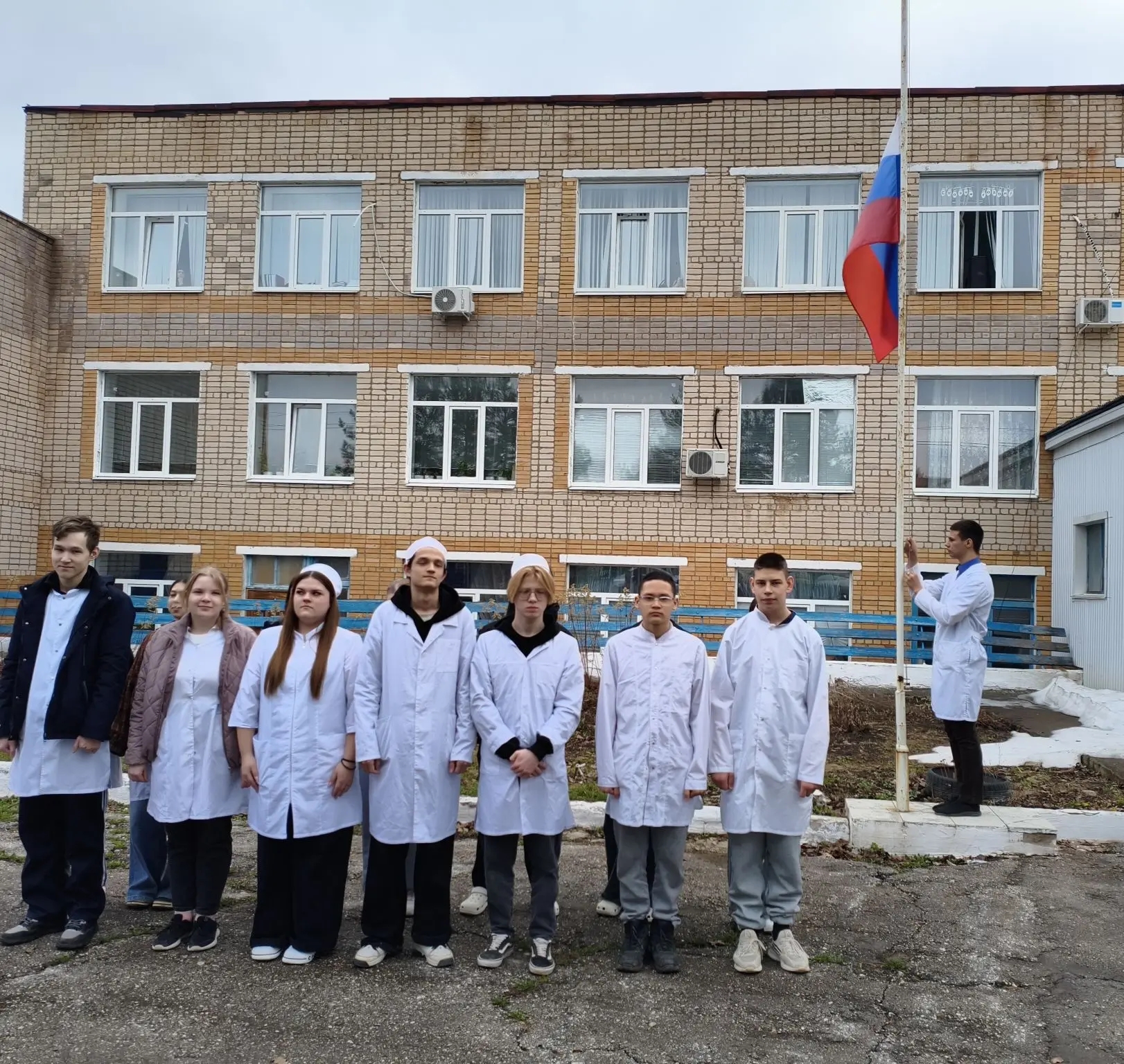 Космос — наша национальная гордость: в Шенталинском филиале прошли «Разговоры о важном», посвященные 80-летию космической отрасли